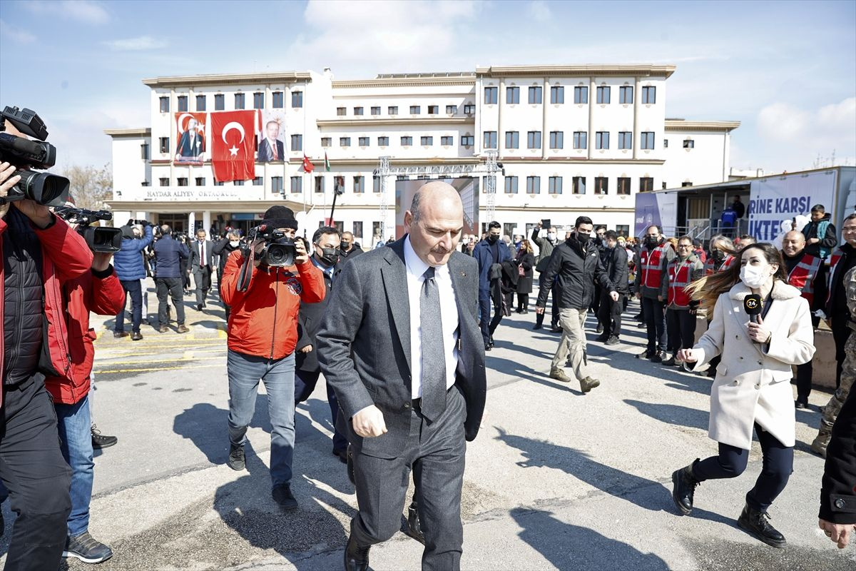 Bakanlar deprem tatbikatında Mahmut Özer ve Süleyman Soylu çök kapan tutun yaptı