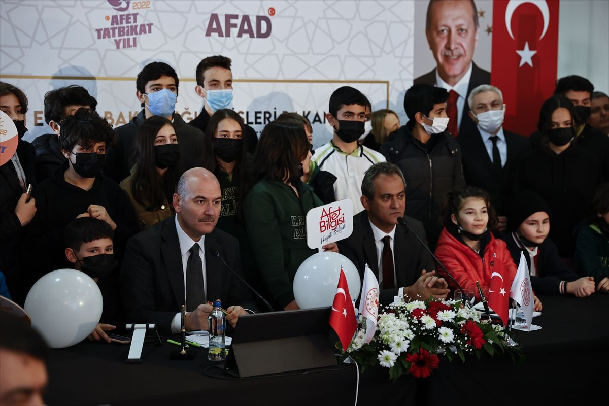 Bakanlar deprem tatbikatında Mahmut Özer ve Süleyman Soylu çök kapan tutun yaptı