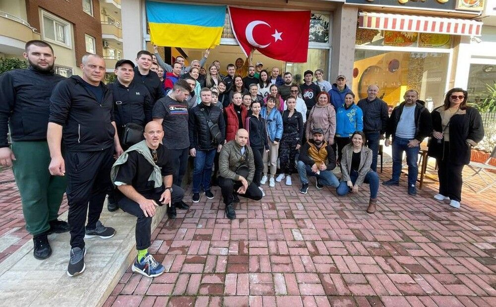 Emlakçı dükkanını yardım ofisi yaptı! Antalya'dan Ukrayna'ya yardım yağıyor: Aralarında Ruslar da var