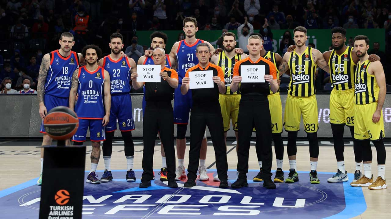 Anadolu Efes Fenerbahçe Beko maçında 'savaşa hayır' mesajı