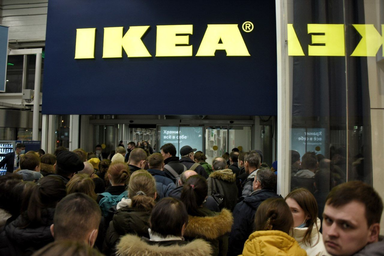 Ruslar kapanacak mağazalara akın etti IKEA'da adım atacak yer kalmadı