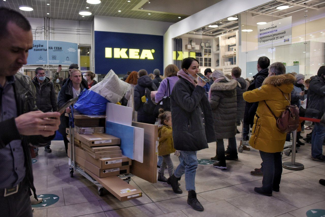 Ruslar kapanacak mağazalara akın etti IKEA'da adım atacak yer kalmadı