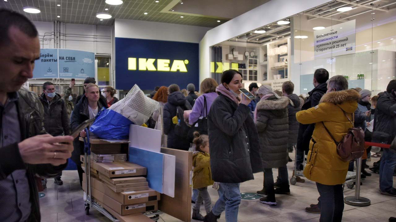 Ruslar kapanacak mağazalara akın etti IKEA'da adım atacak yer kalmadı