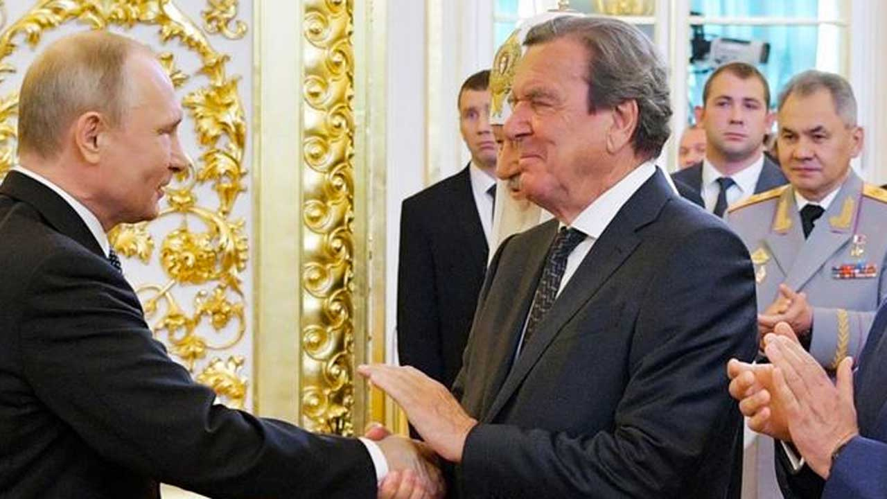 Eski Alman Başkanı Gerhard Schröder topun ağzında Putin'in kankasıydı