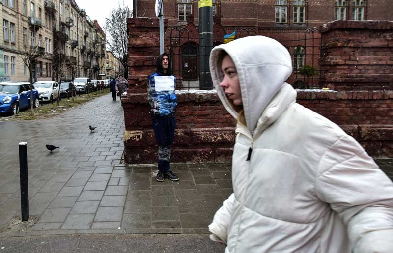 Ukrayna'nın Lviv kentinde casus şüphelisi direğe bağlandı