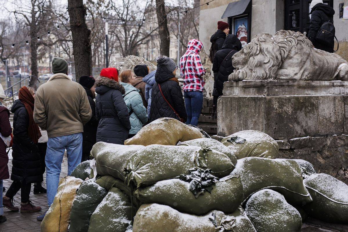 Ukrayna'da sinema saloları silah eğitim merkezi oldu! Rusya vurmasın diye heykeller ambalajla kaplandı