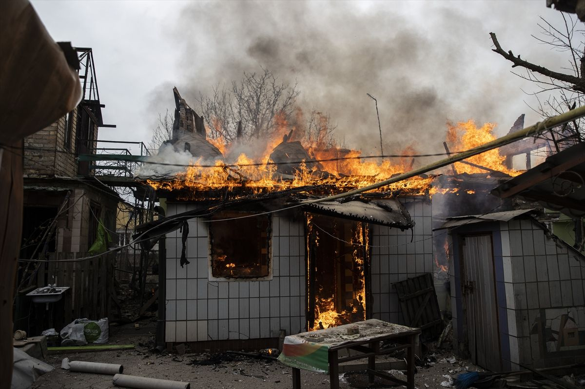 Ukrayna'da Irpin'de sivillerin tahliyesinde dehşetli patlama! Korkunç anlar görüntülendi