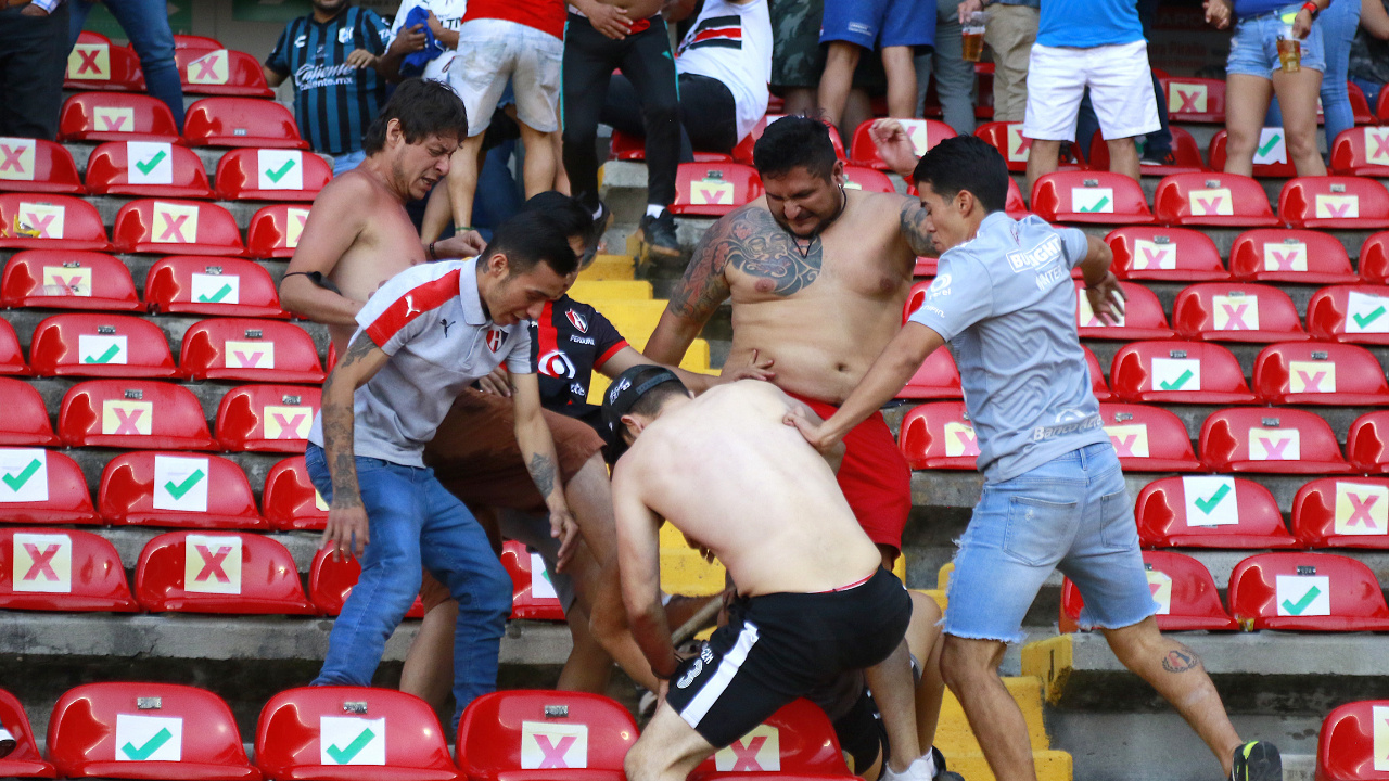 Meksika'da futbol maçında stat savaş alanına döndü! 17 taraftar hayatını kaybetti