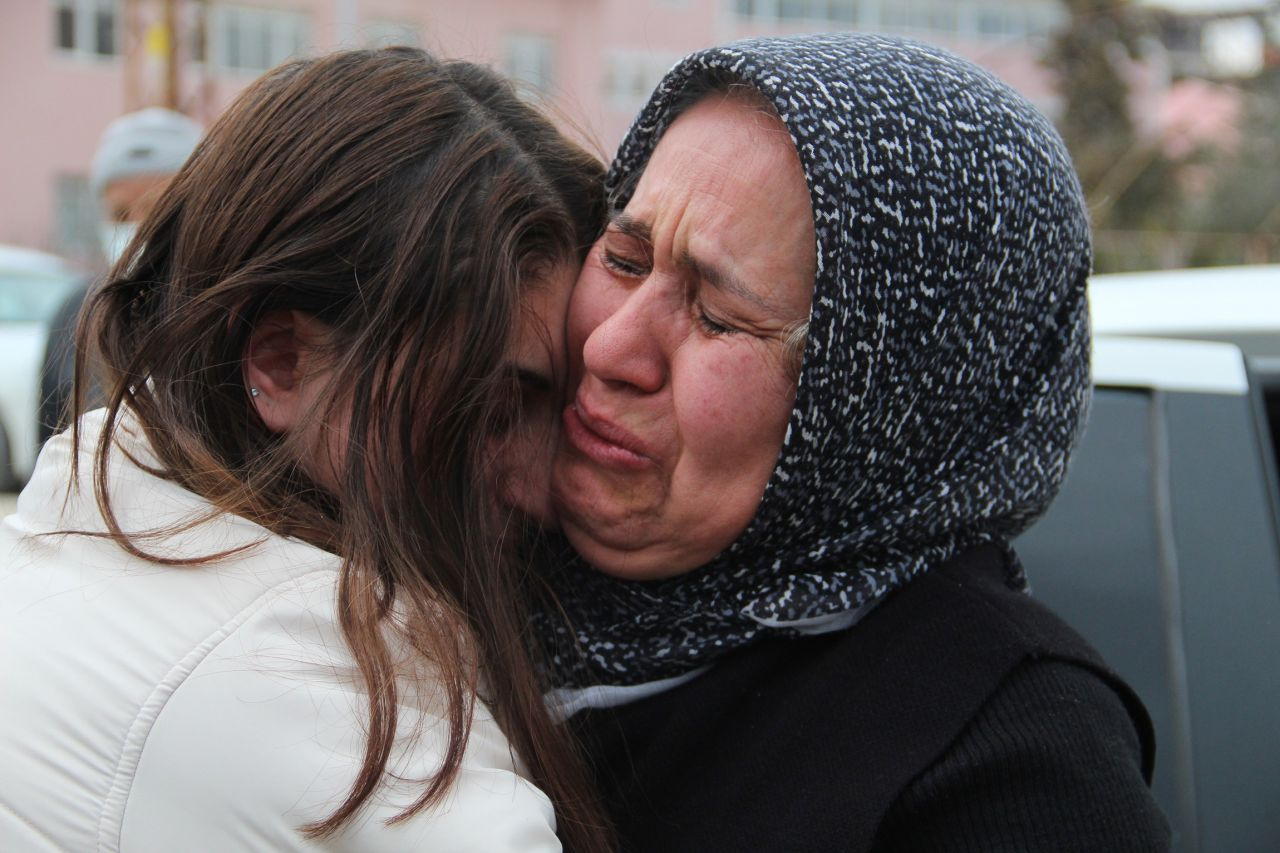 Ukrayna'da mahsur kalan Antalyalı Merve Develi döndü! Annesi sevinç gözyaşlarına boğuldu