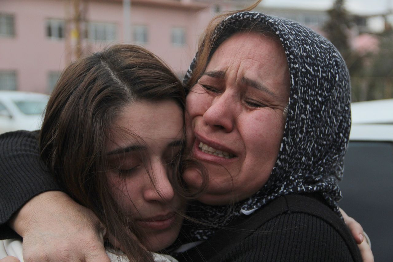 Ukrayna'da mahsur kalan Antalyalı Merve Develi döndü! Annesi sevinç gözyaşlarına boğuldu