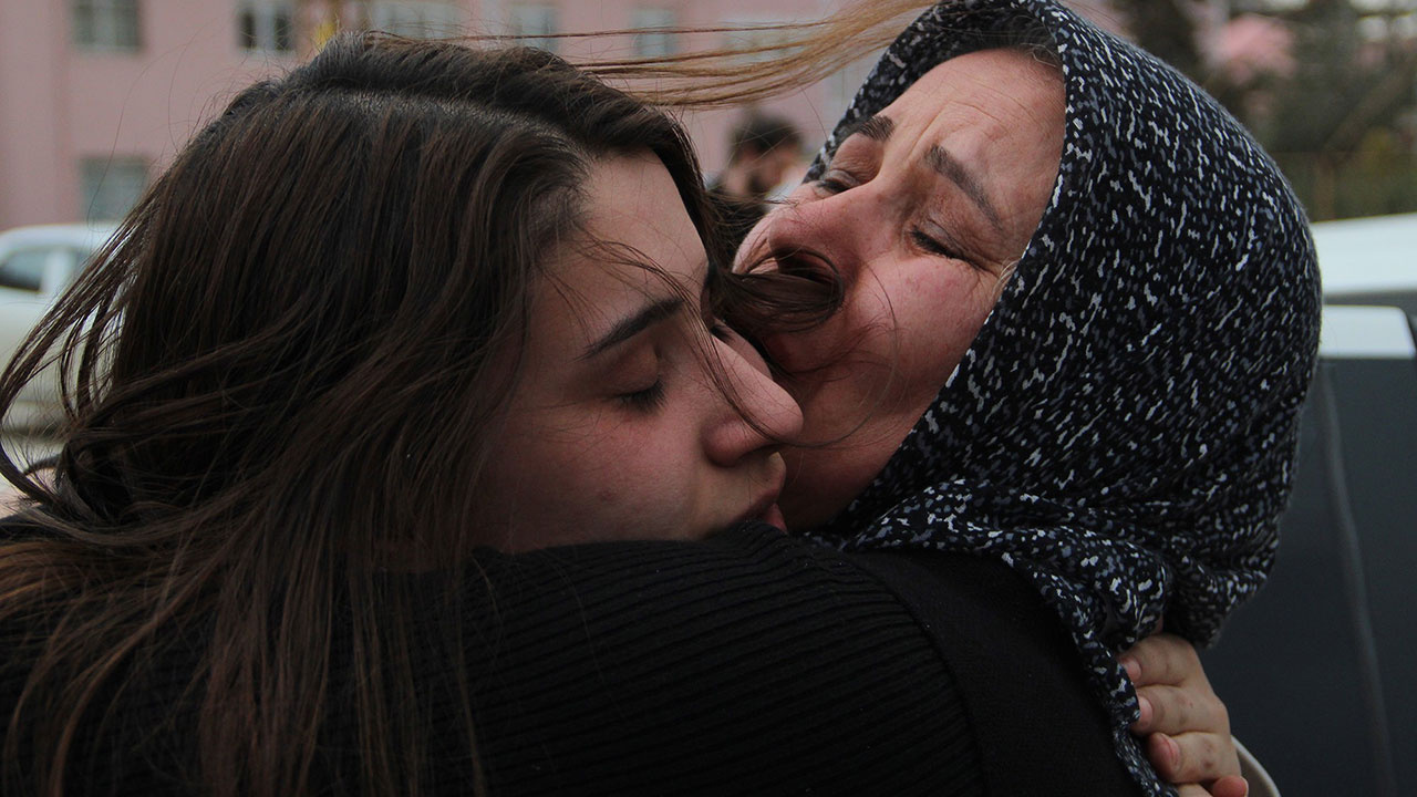 Ukrayna'da mahsur kalan Antalyalı Merve Develi döndü! Annesi sevinç gözyaşlarına boğuldu