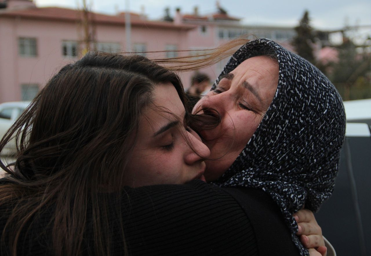 Ukrayna'da mahsur kalan Antalyalı Merve Develi döndü! Annesi sevinç gözyaşlarına boğuldu