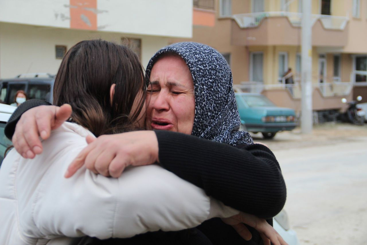 Ukrayna'da mahsur kalan Antalyalı Merve Develi döndü! Annesi sevinç gözyaşlarına boğuldu