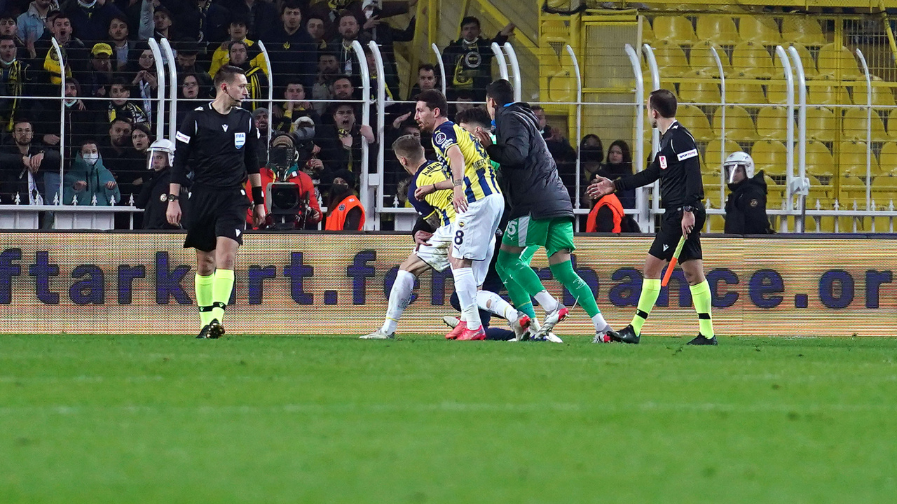 Trabzonspor maçında skandaldan dönüldü! Hakem Zorbay Küçük'e saldırıyı Fenerbahçe kalecisi Altay önledi