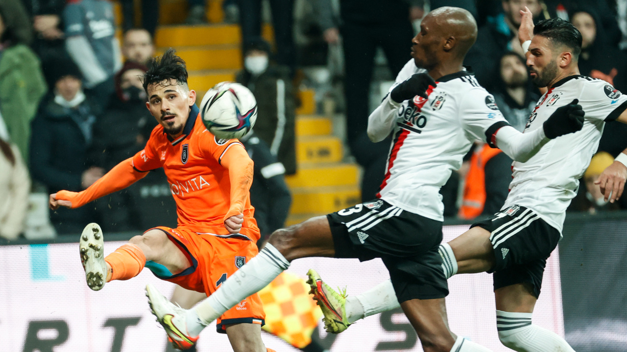 Beşiktaş iki kez geriye düştüğü maçta Başakşehir'le 2-2 berabere kaldı