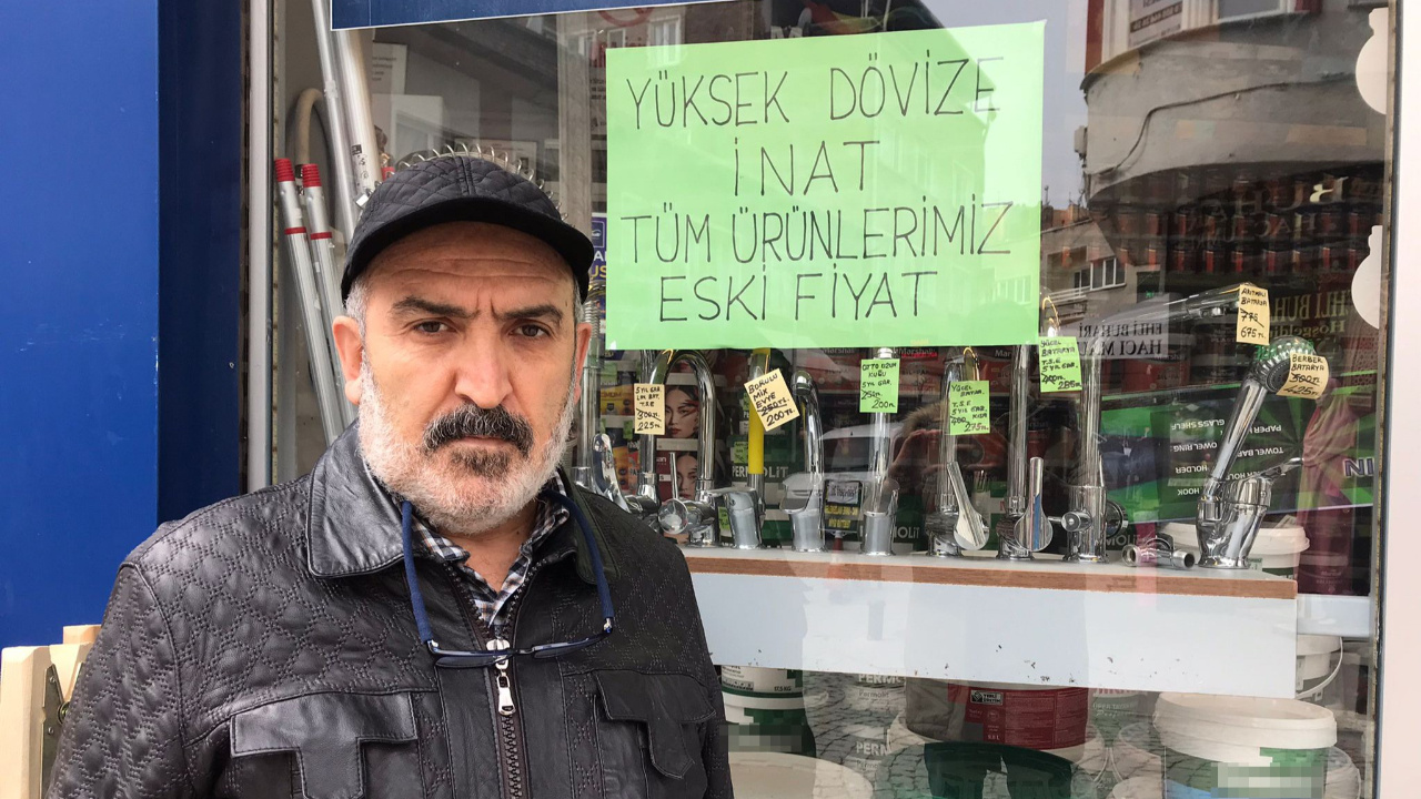 Eskişehir'de dükkanın camındaki yazıyı gören şaştı kaldı! Dövize ve zamlara inat bakın ne yaptı