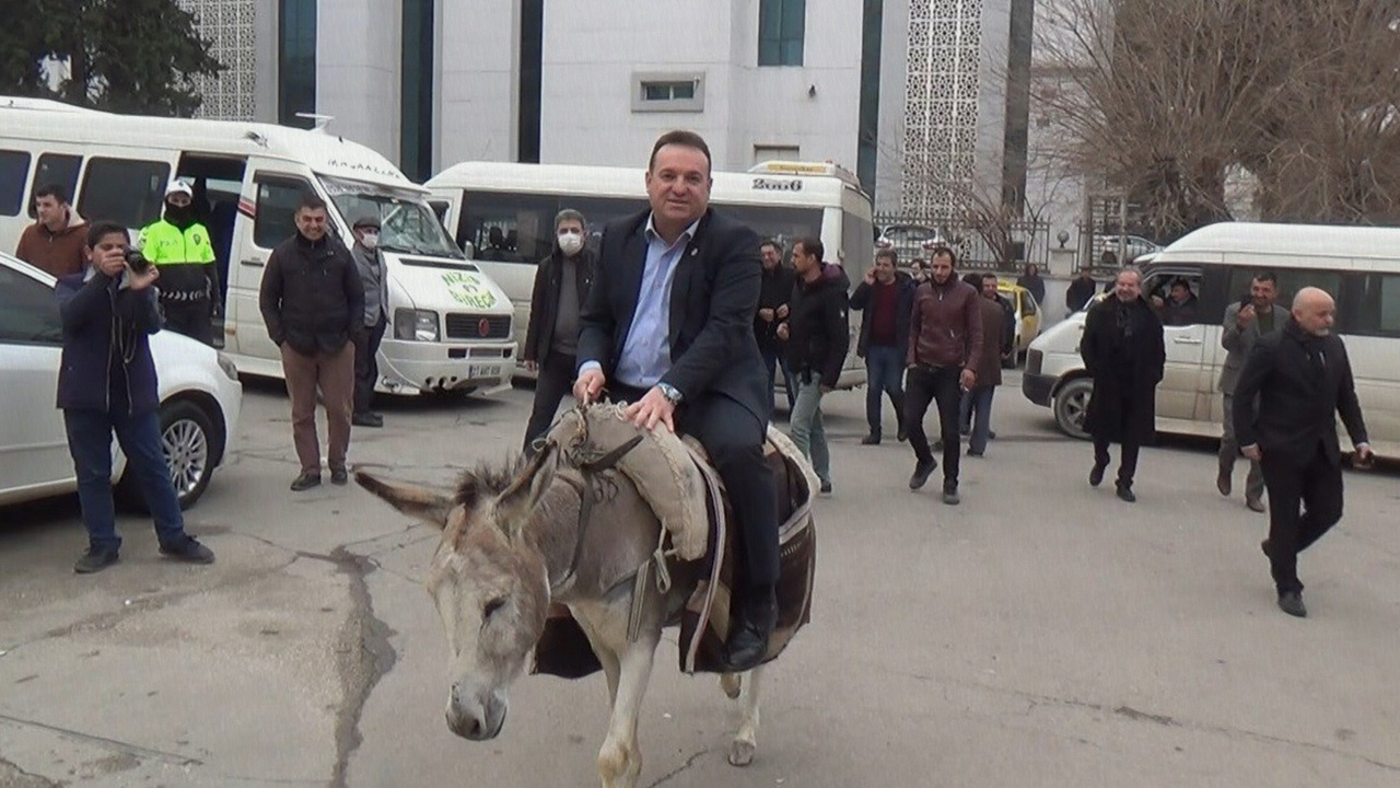 Gaziantep'te eşekli protesto Gelecek Partili başkanın düşmesiyle son buldu