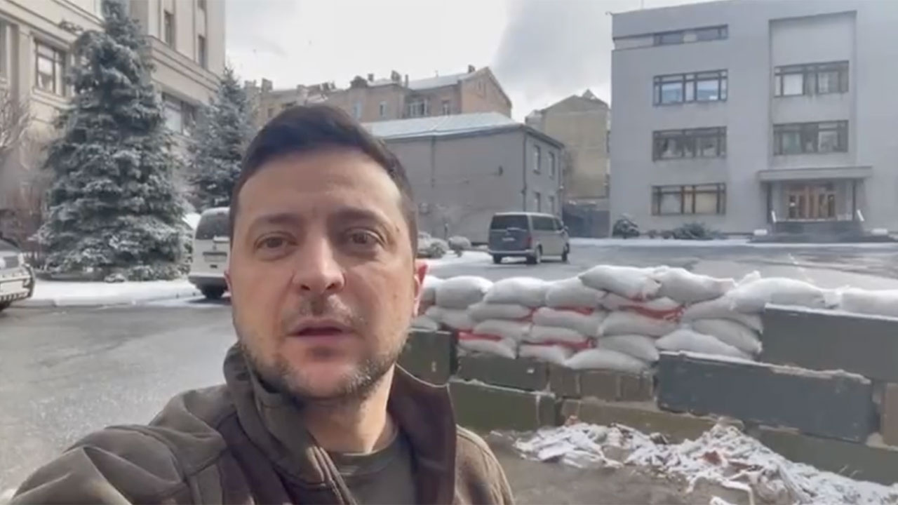 Ukrayna lideri Zelenski'den barikatların önünde paylaşım! 'Savaş nasılsa bahar da öyle!'