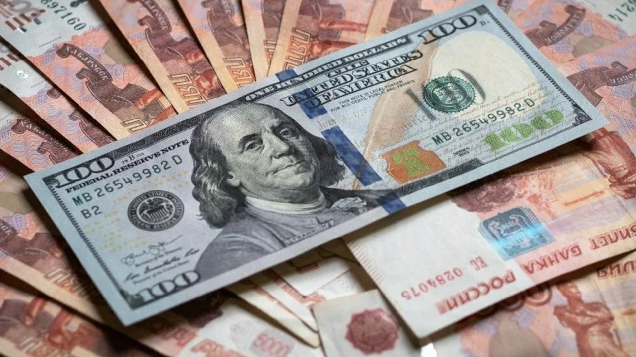 Rus rublesi dolar karşısında 18 ay sonra ilk defa 102 seviyesini aştı!