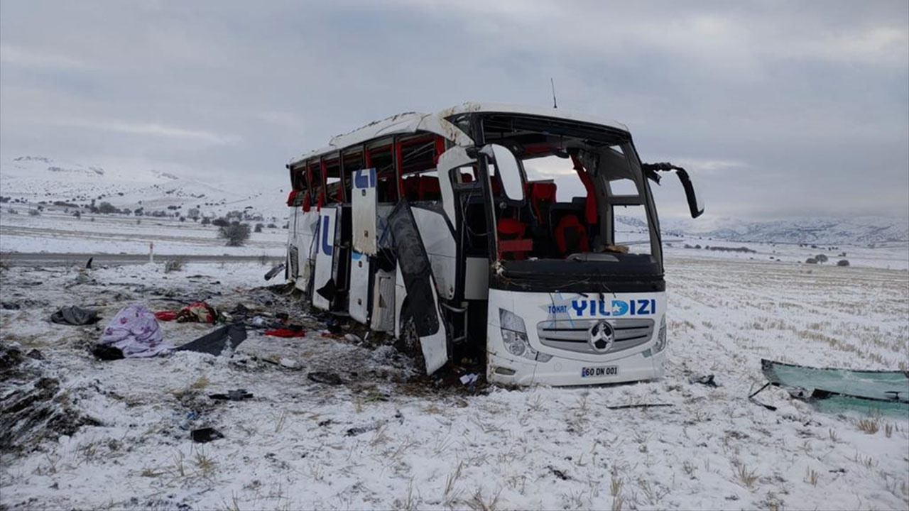 Sivas'ta yolcu otobüsü devrildi 20 kişi yaralandı