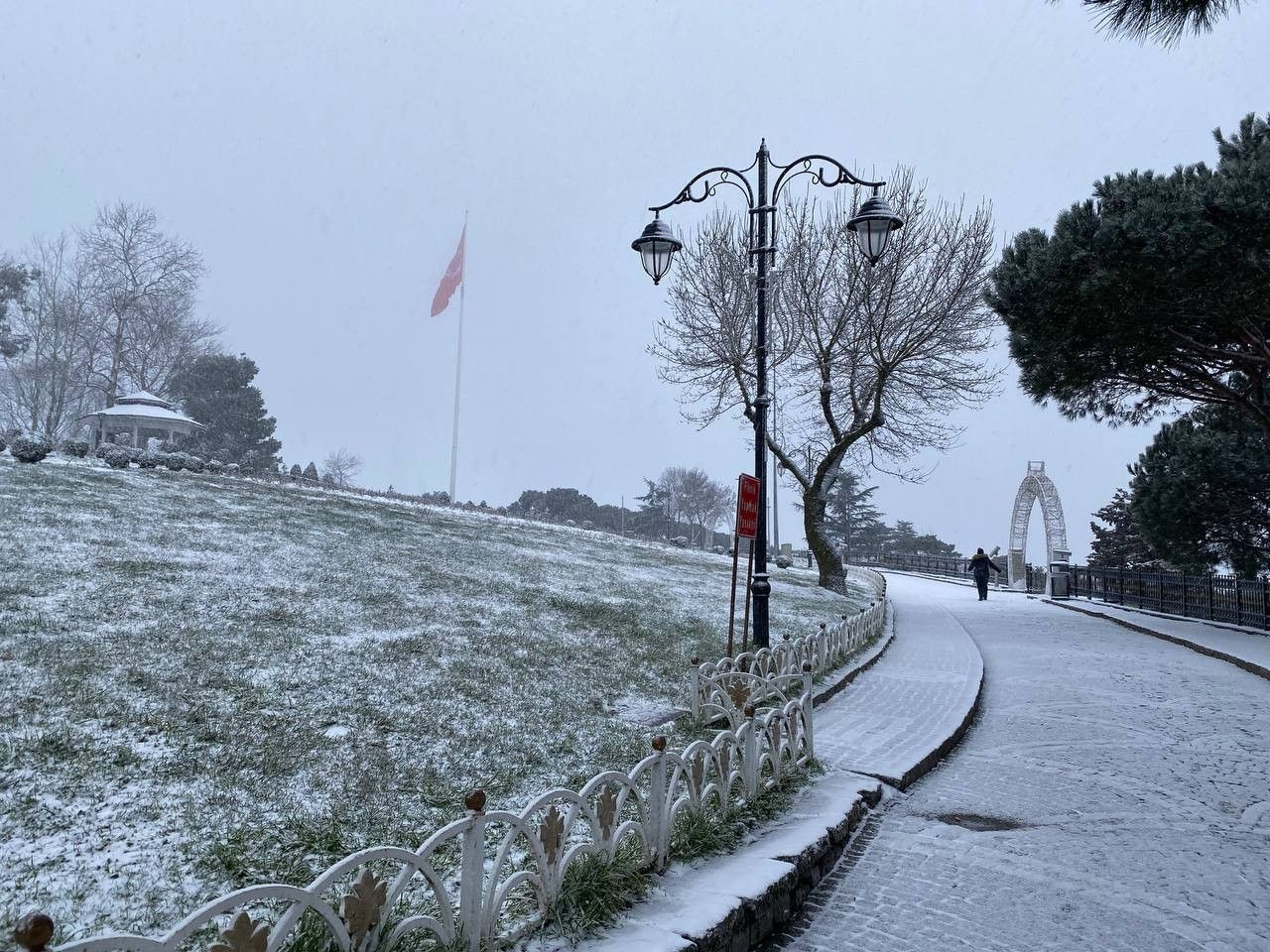 Meteoroloji uyarmıştı İstanbul bembeyaz oldu! İşte ilçe ilçe son durum