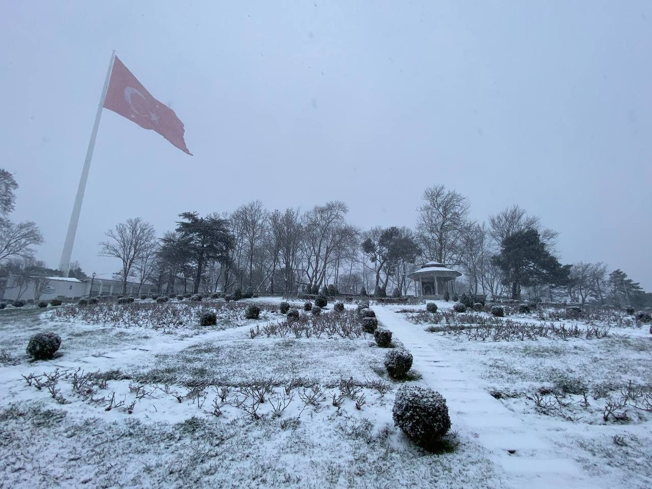 Meteoroloji uyarmıştı İstanbul bembeyaz oldu! İşte ilçe ilçe son durum