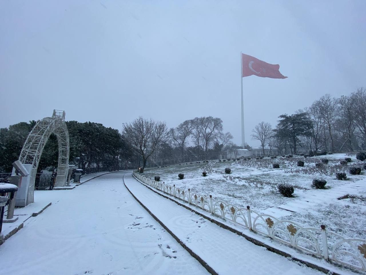 Meteoroloji uyarmıştı İstanbul bembeyaz oldu! İşte ilçe ilçe son durum