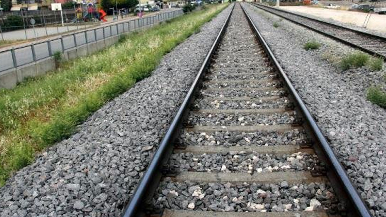 Yük treni işçi servisine çarptı! Çok sayıda yaralı var