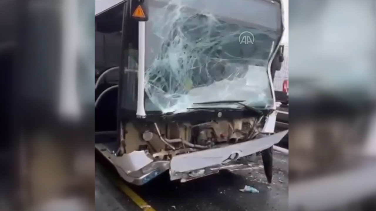 İstanbul'da iki metrobüs çarpıştı! Yaralılar var