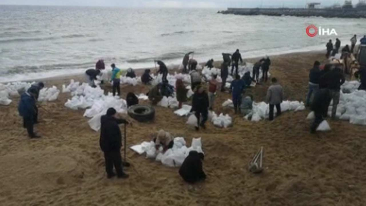 Odessa halkı Rus çıkarmasına karşı kum torbalarıyla sahilde barikat kuruyor