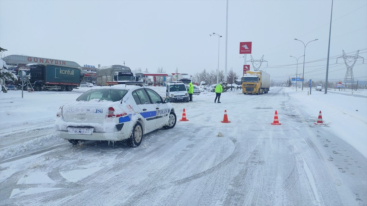 Kardan şehirler arası yollar kapandı Adana, Konya, Antalya, Ankara yolu durdu