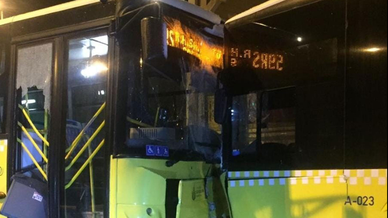 İstanbul'da karlı yolda kayan iki İETT otobüsü kafa kafaya çarpıştı o anlar kamerada