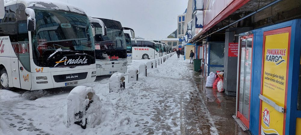İstanbul'da kar yağışı ulaşımı bitirdi! İstanbul'a ne girmek ne çıkmak mümkün