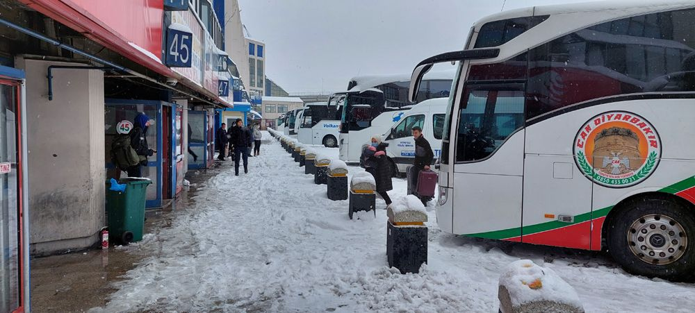 İstanbul'da kar yağışı ulaşımı bitirdi! İstanbul'a ne girmek ne çıkmak mümkün