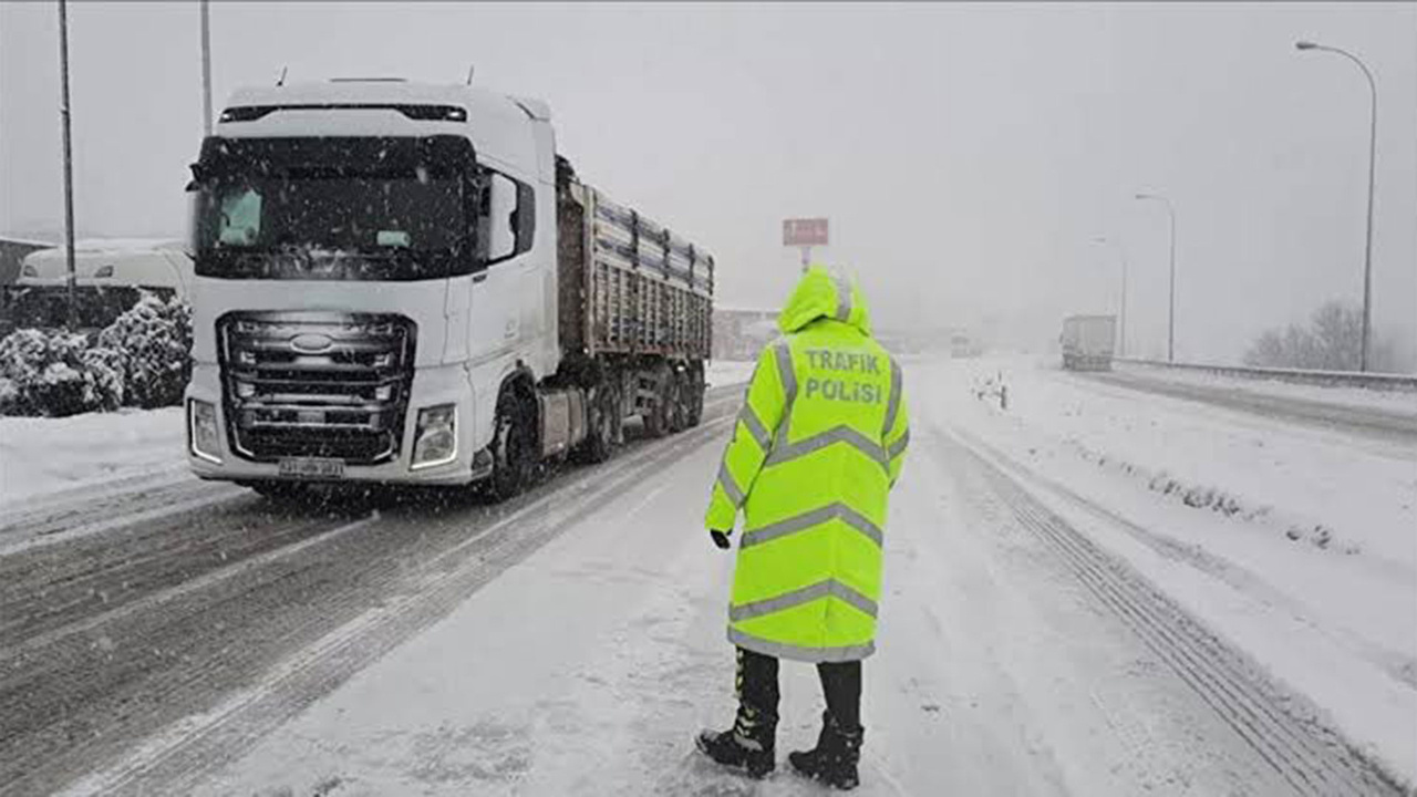 İstanbul'da Sibirya karı yasakları! Otogarlardan çıkış yok, kamyonların şehre girişi yasak, AVM'ler erken kapanacak