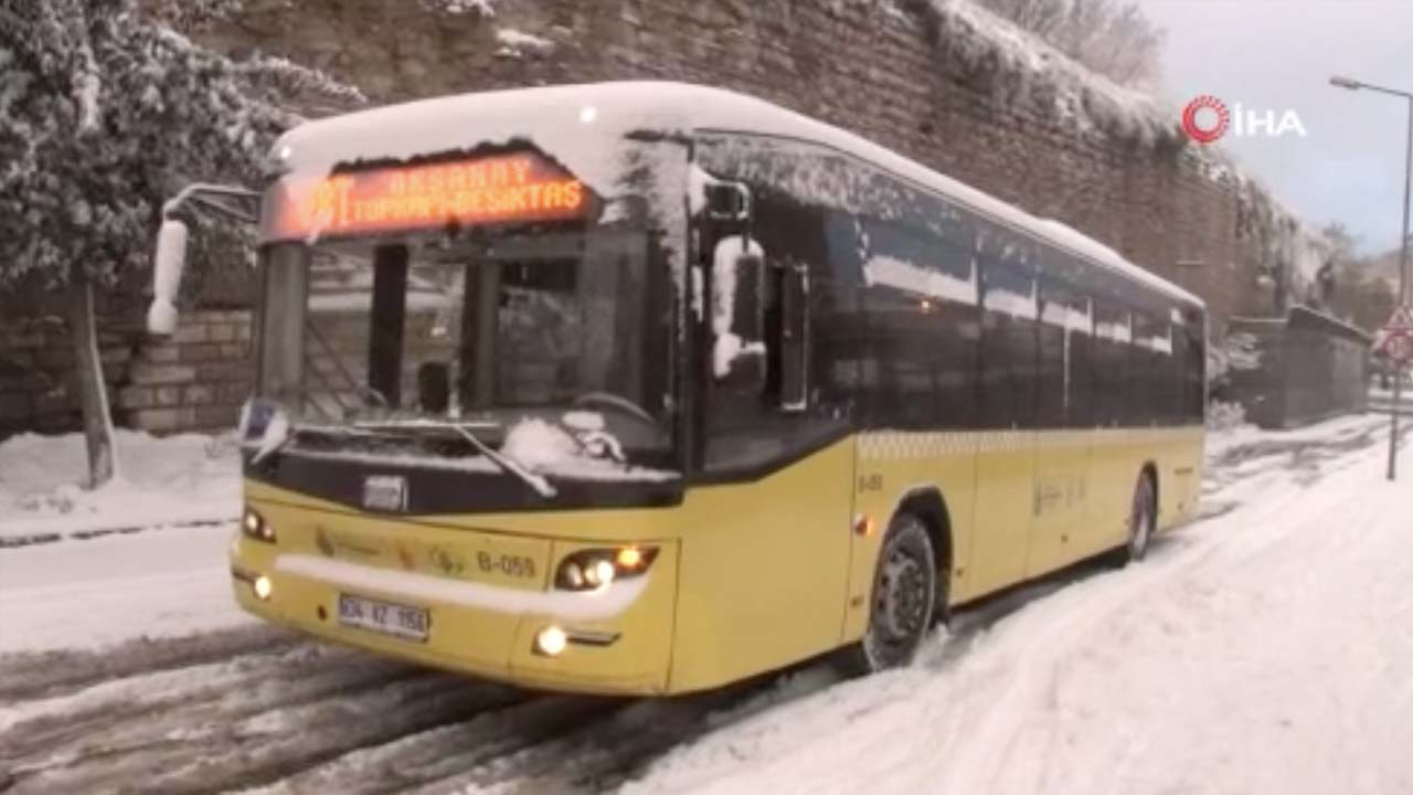 Fatih'te 3 İETT otobüsü kardan yokuşu çıkamadı yolcular yürüdü