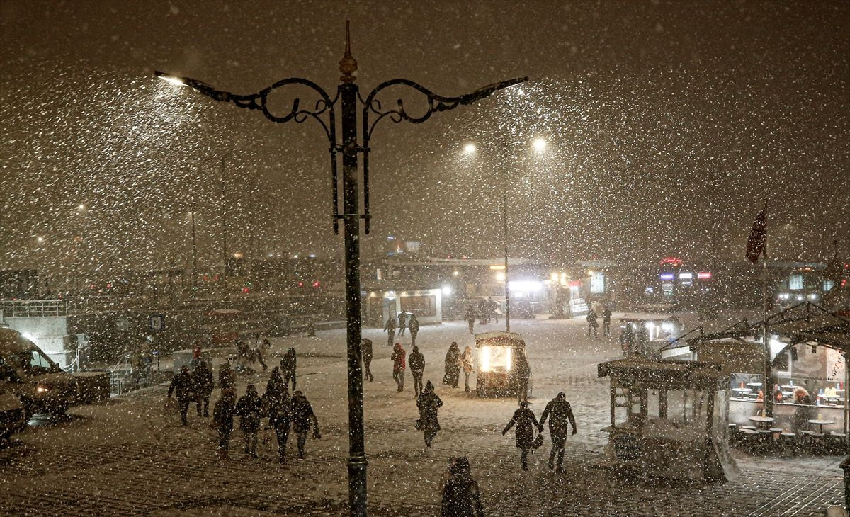 İstanbul'da kar yağışı etkili oldu! Aybar kar fırtınası altında 2 gün daha geçecek