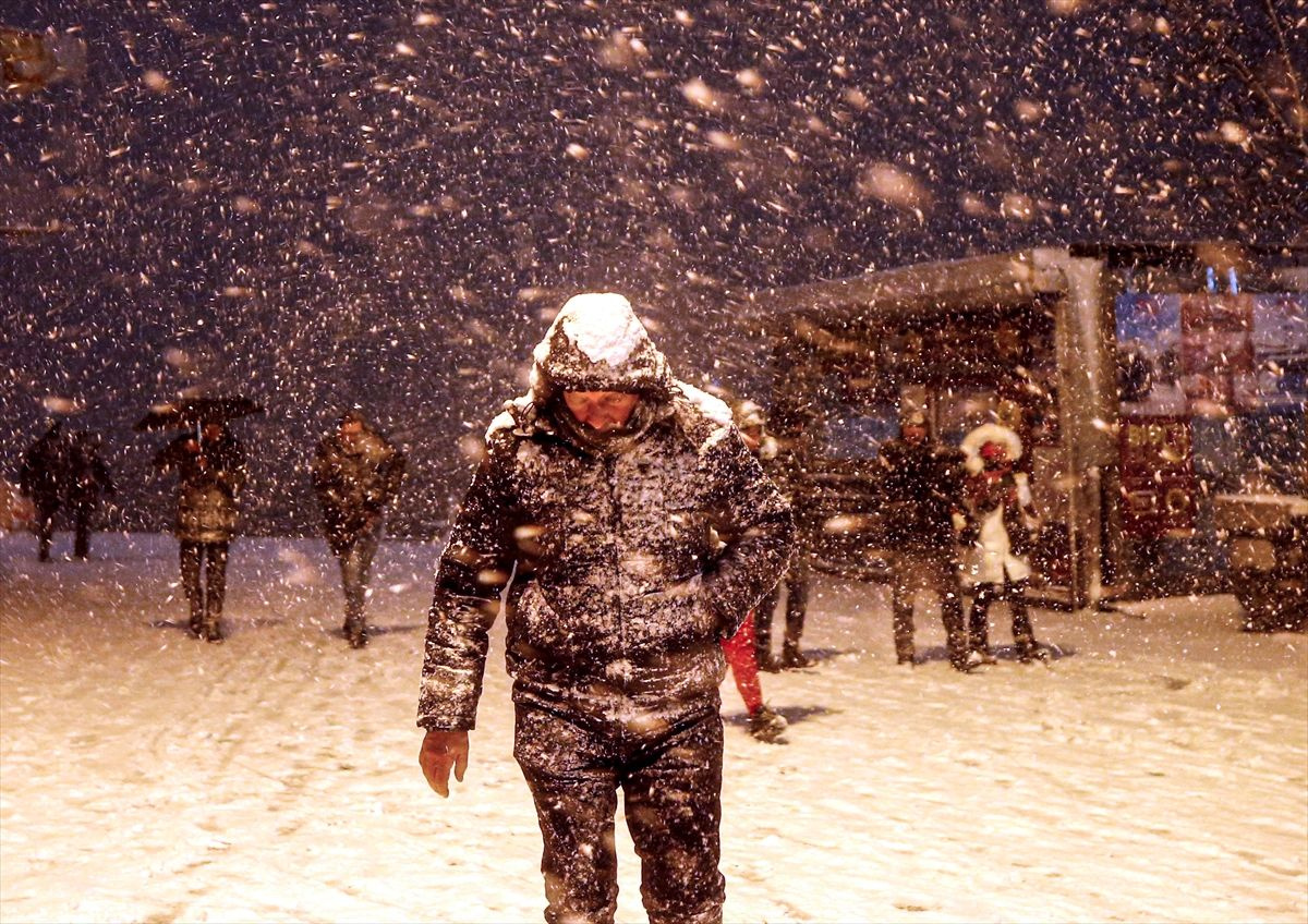 İstanbul'da kar yağışı etkili oldu! Aybar kar fırtınası altında 2 gün daha geçecek