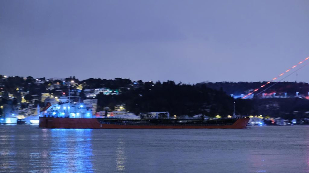 Rusya’dan gelen tonlarca ayçiçeği yağı yüklü gemi İstanbul Boğazı’na ulaştı