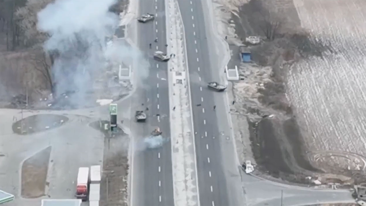 Bayraktar SİHA Rusya'nın Yıkım Konvoyu vuruldu! Tanklar imha edildi Rus askerleri kaçtı