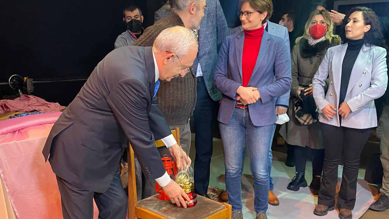Kemal Kılıçdaroğlu elektriği kesilen Moda Sahnesi'ne gitti Bahçeli'nin hediyesini bıraktı