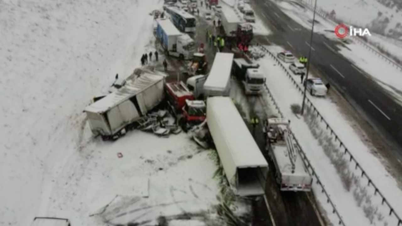 Kuzey Marmara Otoyolu'nda kar kazası! 5 TIR yolcu otobüsü ve kar küreme aracı birbirine girdi