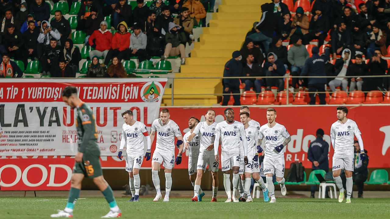 Fenerbahçe gol sağanağının yaşandığı maçta Alanyaspor'u 5-2 mağlup etti