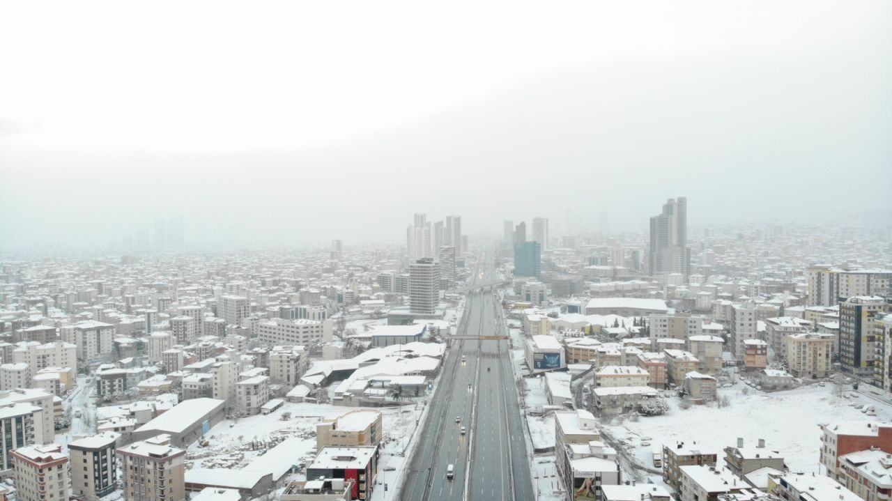 İstanbul’da vatandaşlar kar tedbirlerine uydu! Yolların son haline bakın