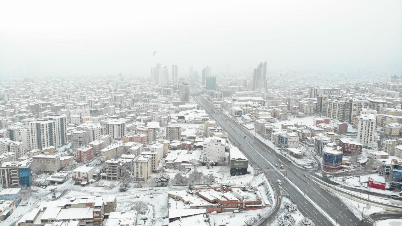 İstanbul’da vatandaşlar kar tedbirlerine uydu! Yolların son haline bakın