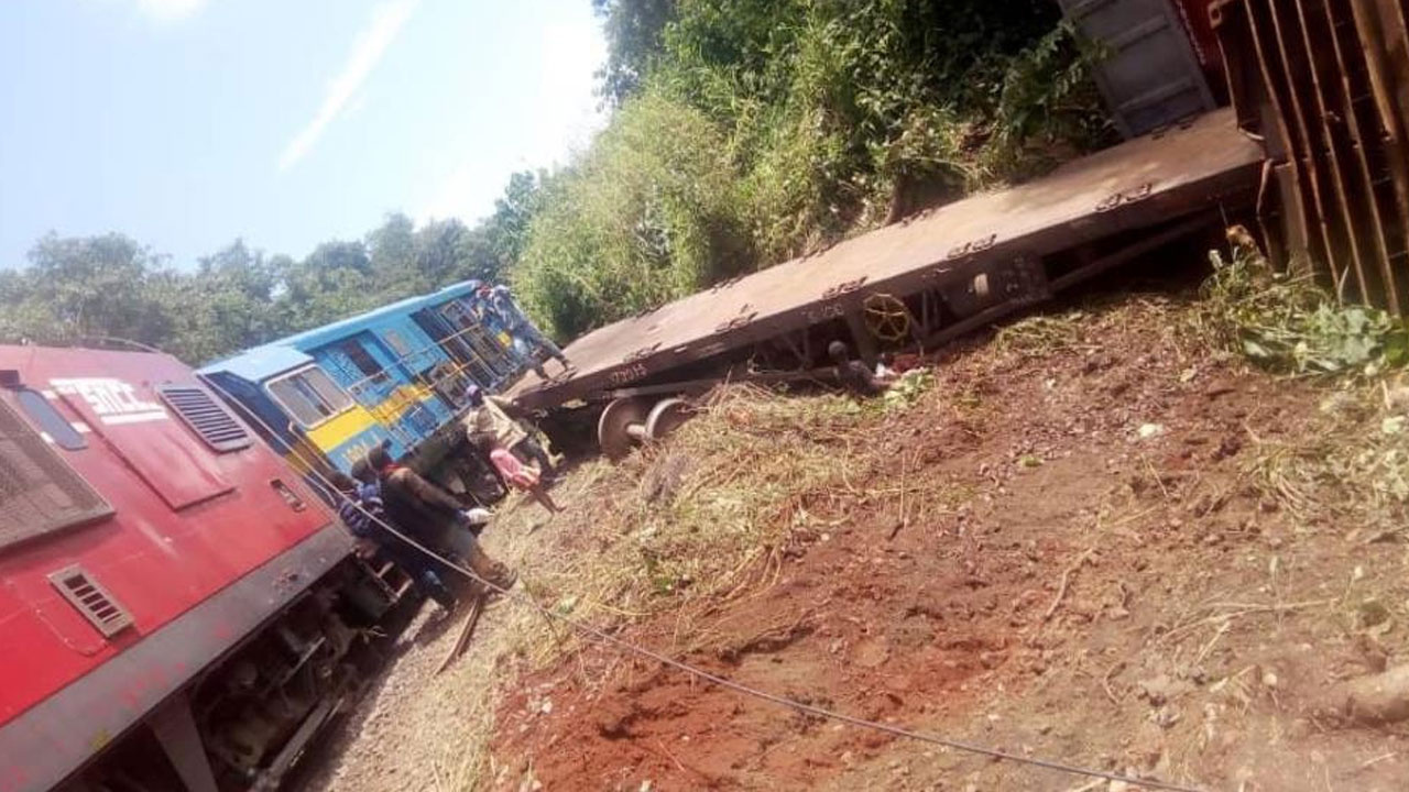 Tren raydan çıktı! 61 kişi ölü onlarca yaralı var