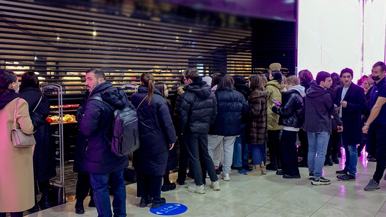 Saatlerce kuyrukta beklediler! Rusya'da 'panik' alışverişi