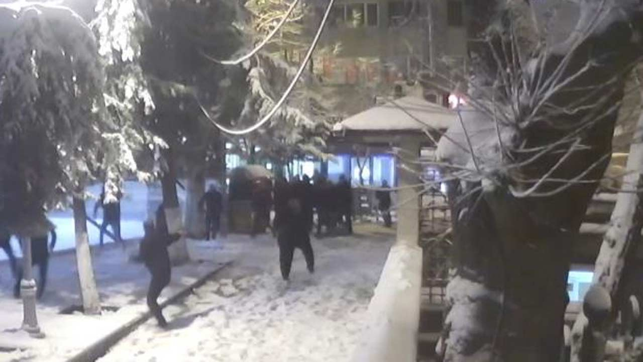 İstanbul'da kartopu savaşı silahlı kavgaya dönüştü 6 kişi yaralandı