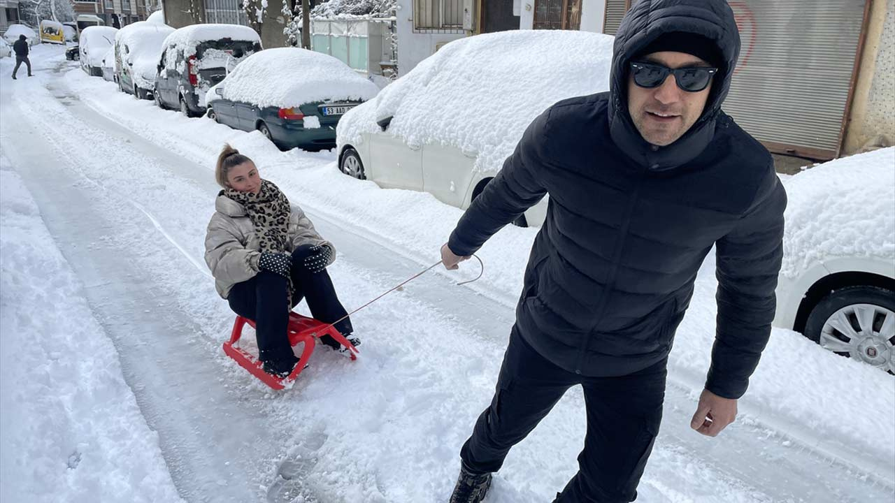 İstanbul'da evli çift, karda ulaşım sorununu kızağa binerek çözdü