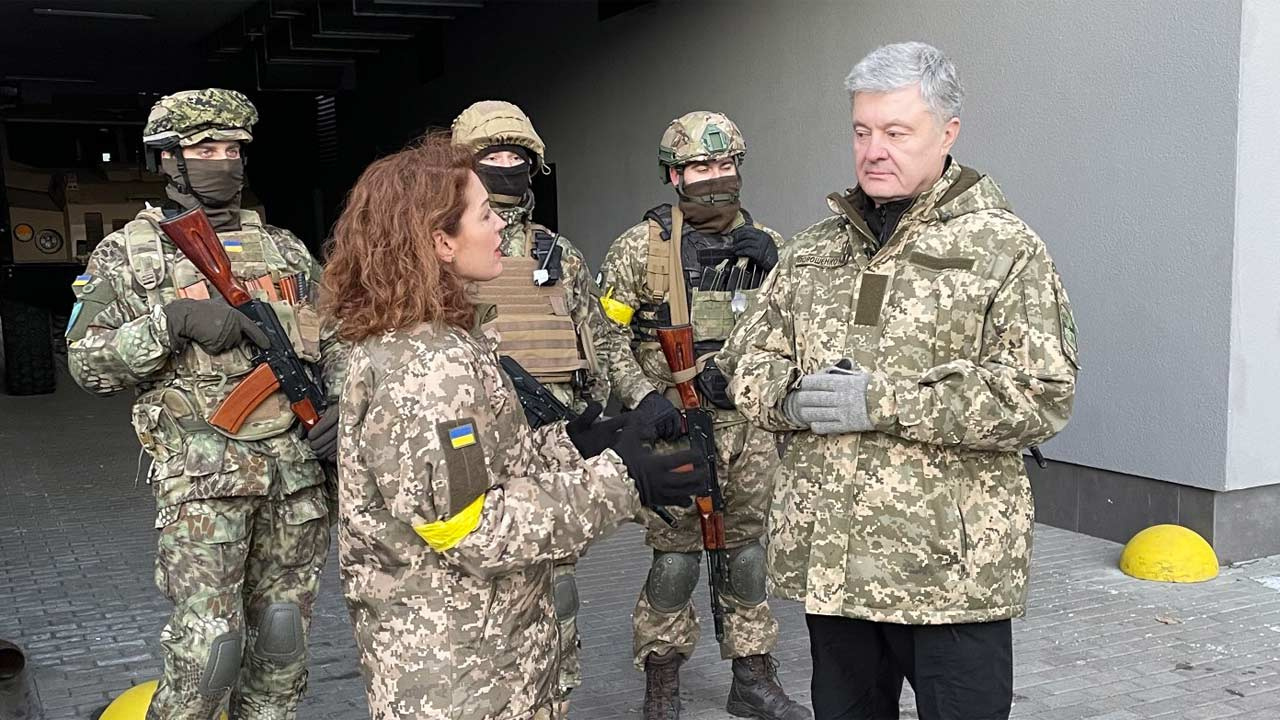 Mehmet Akif Ersoy'dan Ukrayna askeri kamuflajını giyen Nagehan Alçı'ya tepki